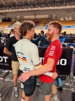 WM Shanghai China Keirin Max mit Gratulanten 15.10.2026.JPG